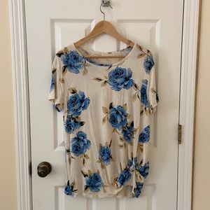 Lightweight t-shirt with side twist